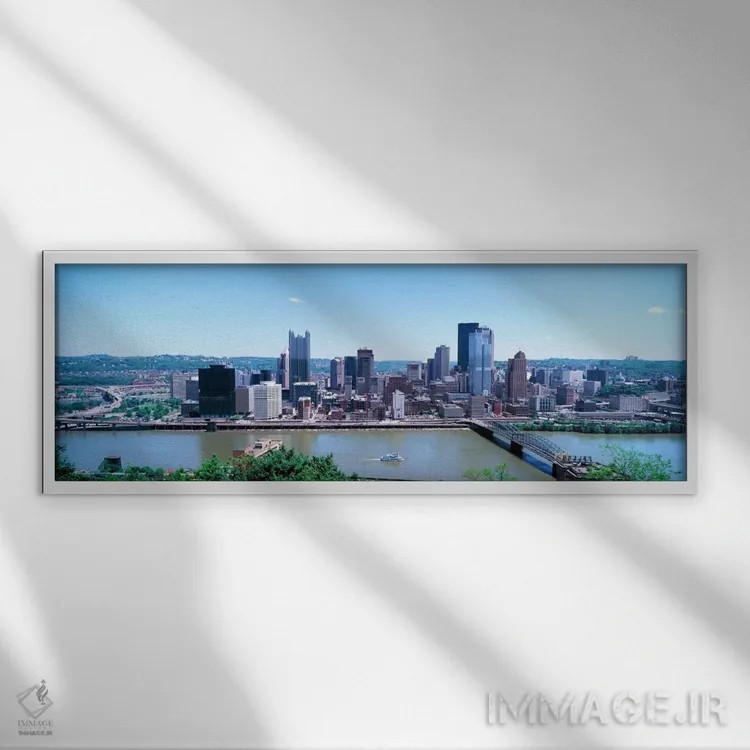 تابلو Monongahela River, Pittsburgh, Pennsylvania, USA" - "ساختمانها در کنار ساحل، رودخانه مونوگهیلا، پیتسبورگ، پنسیلوانیا، ایالات متحده" اثر پانورامیک ایمجز (استودیو عکاسی عریض) - نمای قابدار سفید