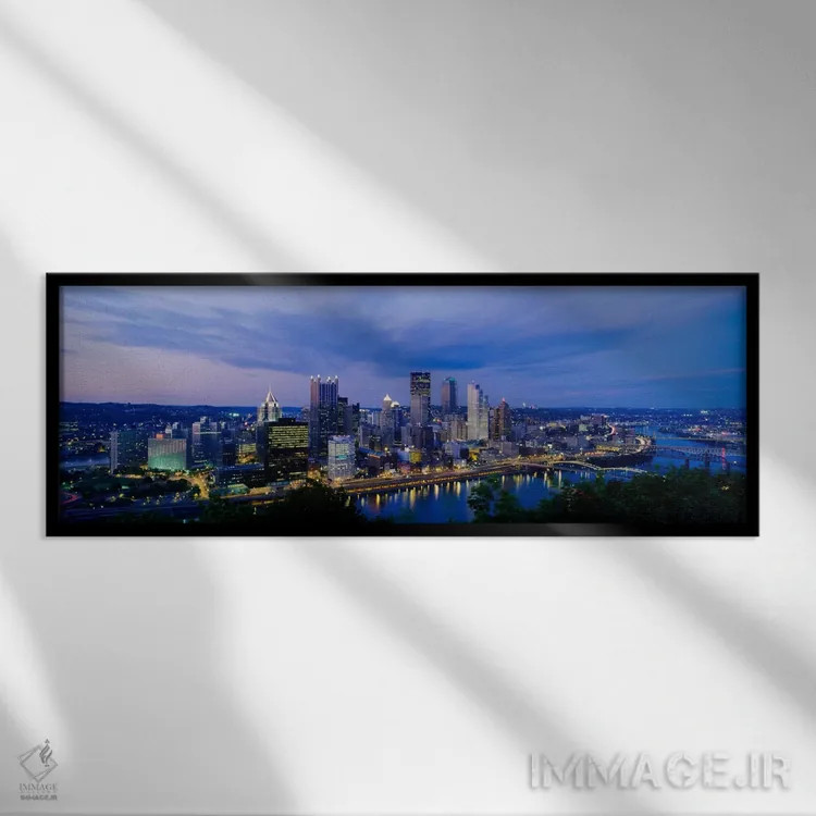 تابلو Monongahela River, Pittsburgh, Pennsylvania, USA" - "ساختمانها که در شب روشن شدهاند، رودخانه مونوگهیلا، پیتسبورگ، پنسیلوانیا، ایالات متحده" اثر پانورامیک ایمجز (استودیو عکاسی عریض) - نمای قابدار مشکی