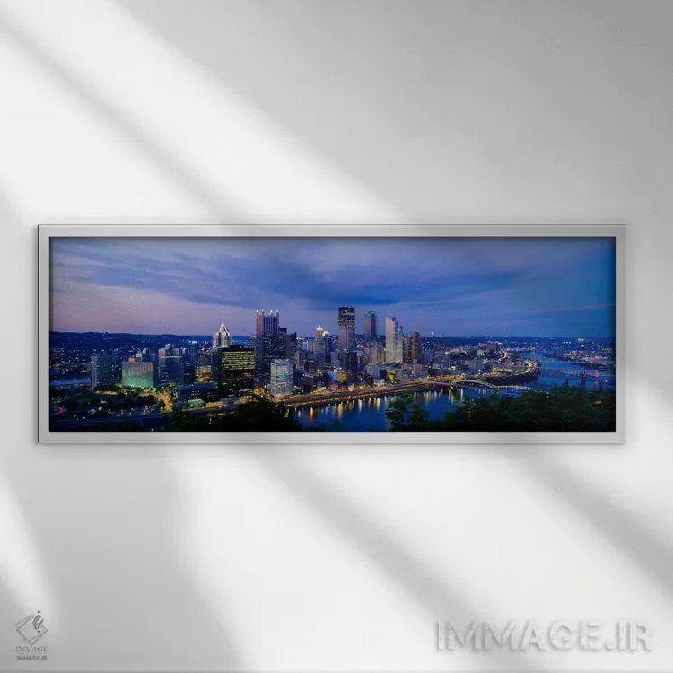 تابلو Monongahela River, Pittsburgh, Pennsylvania, USA" - "ساختمانها که در شب روشن شدهاند، رودخانه مونوگهیلا، پیتسبورگ، پنسیلوانیا، ایالات متحده" اثر پانورامیک ایمجز (استودیو عکاسی عریض) - نمای قابدار سفید