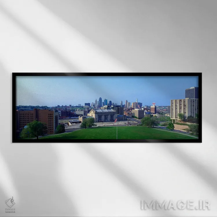 تابلو Kansas City, Jackson County, Missouri, USA" - "ساختمانها در یک شهر، کانزاس سیتی، شهرستان جکسون، میزوری، ایالات متحده آمریکا" اثر پانورامیک ایمجز (استودیو عکاسی عریض) - نمای قابدار مشکی