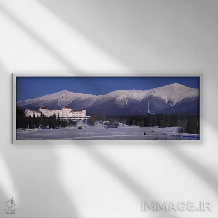 تابلو هتل نزدیک کوههای پوشیده از برف، هتل ریزورت کوه واشینگتن، کوه واشینگتن، برتون وودز، نیوهمپشایر، ایالات متحده آمریکا اثر پانورامیک ایمجز (استودیو عکاسی عریض) - نمای قابدار سفید