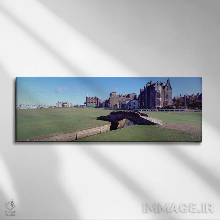 تابلو St. Andrews, Fife, Scotland" - "پل پیادهرو در زمین گلف، باشگاه گلف رویال و آنتیک سنت اندروز، سنت اندروز، فایف، اسکاتلند" اثر پانورامیک ایمجز (استودیو عکاسی عریض) - نمای روبهرو روی دیوار