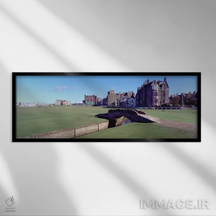 تابلو St. Andrews, Fife, Scotland" - "پل پیادهرو در زمین گلف، باشگاه گلف رویال و آنتیک سنت اندروز، سنت اندروز، فایف، اسکاتلند" اثر پانورامیک ایمجز (استودیو عکاسی عریض) - نمای قابدار مشکی
