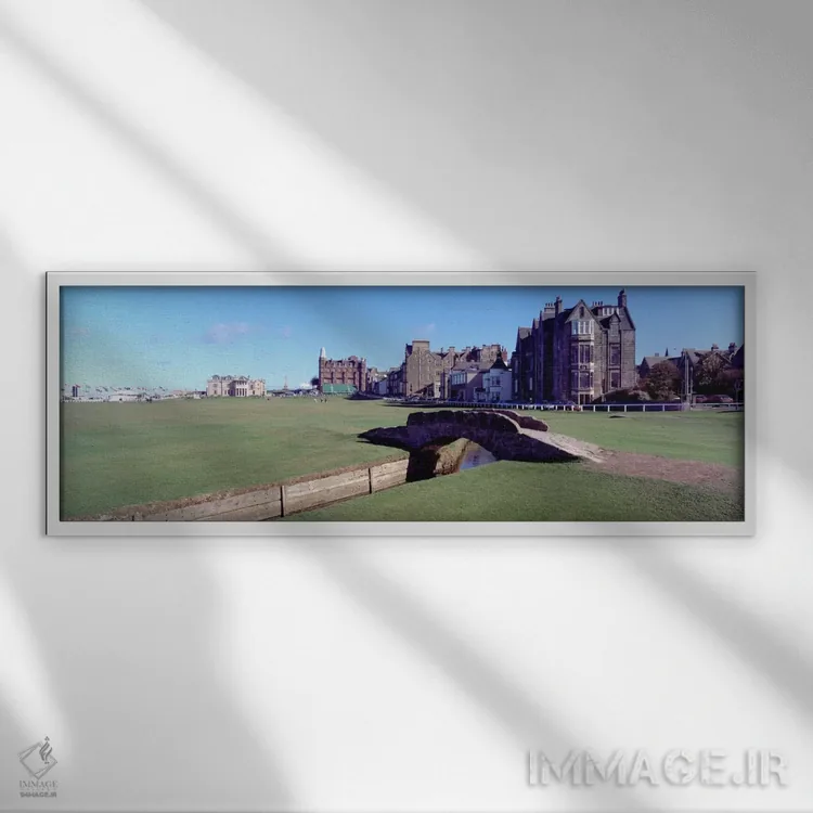 تابلو St. Andrews, Fife, Scotland" - "پل پیادهرو در زمین گلف، باشگاه گلف رویال و آنتیک سنت اندروز، سنت اندروز، فایف، اسکاتلند" اثر پانورامیک ایمجز (استودیو عکاسی عریض) - نمای قابدار سفید