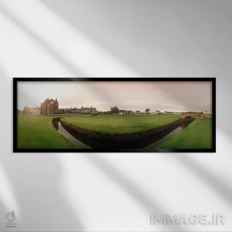 تابلو Old Course, The Royal And Ancient Golf Club Of St. Andrews, Fife, Scotland" - "نمای سطح زمین از پل سویلکان و نهر، زمین قدیمی، باشگاه گلف رویال و آنتیک سنت اندروز، فایف، اسکاتلند" اثر پانورامیک ایمجز (استودیو عکاسی عریض) - نمای قابدار مشکی