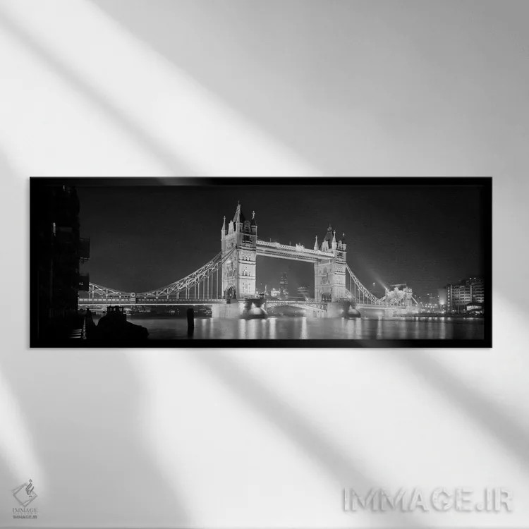 تابلو نمای پایین از یک پل روشنشده در شب، پل برج، لندن، انگلستان (سیاه و سفید) اثر پانورامیک ایمجز (استودیو عکاسی عریض) - نمای قابدار مشکی