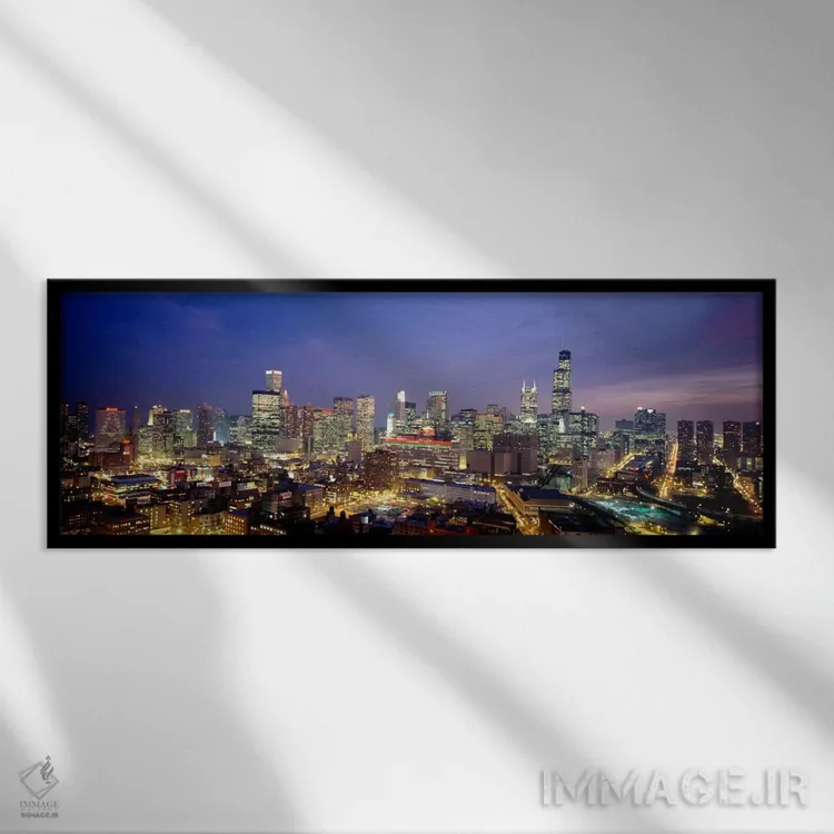 تابلو نمای بالا از ساختمانها روشنشده در غروب، شیکاگو، ایلینوی، ایالات متحده اثر پانورامیک ایمجز (استودیو عکاسی عریض) - نمای قابدار مشکی