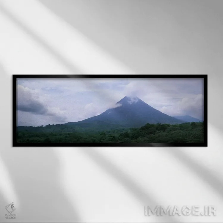 تابلو ابرها بر فراز قله یک کوه، آتشفشان آرنال، استان آلاجولا، کاستاریکا اثر پانورامیک ایمجز (استودیو عکاسی عریض) - نمای قابدار مشکی