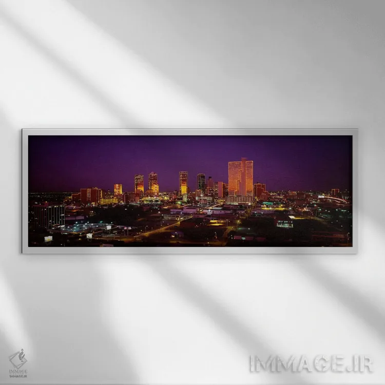 تابلو نمای بالا از آسمانخراشهایی که در شب روشن شدهاند، دالاس، تگزاس، ایالات متحده اثر پانورامیک ایمجز (استودیو عکاسی عریض) - نمای قابدار سفید