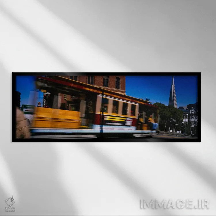 تابلو تراموا در حال حرکت در خیابان، سانفرانسیسکو، کالیفرنیا، ایالات متحده آمریکا اثر پانورامیک ایمجز (استودیو عکاسی عریض) - نمای قابدار مشکی