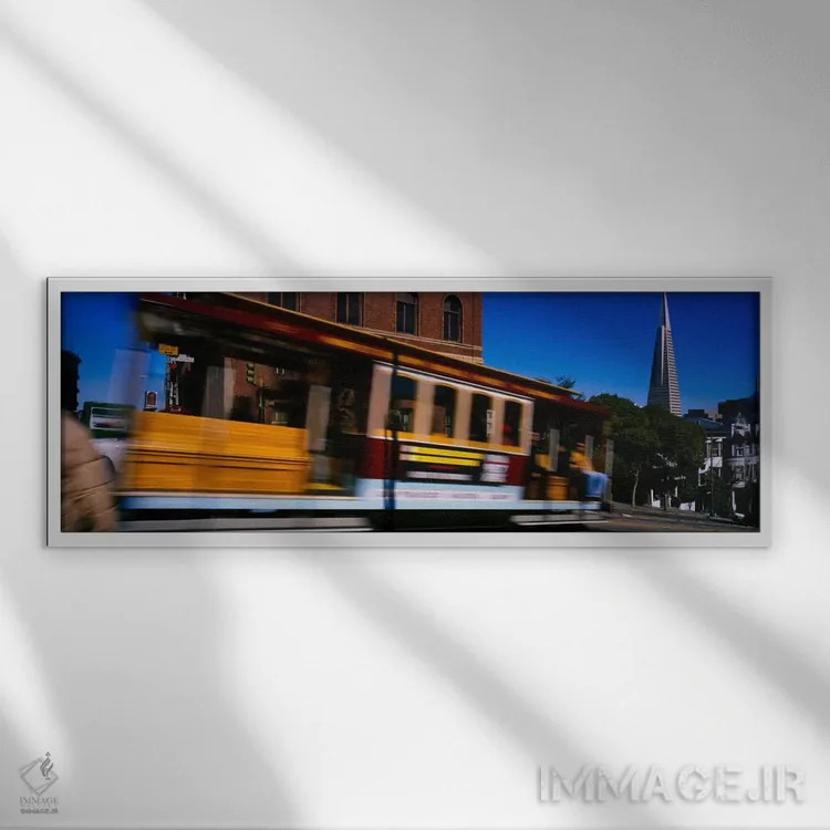 تابلو تراموا در حال حرکت در خیابان، سانفرانسیسکو، کالیفرنیا، ایالات متحده آمریکا اثر پانورامیک ایمجز (استودیو عکاسی عریض) - نمای قابدار سفید