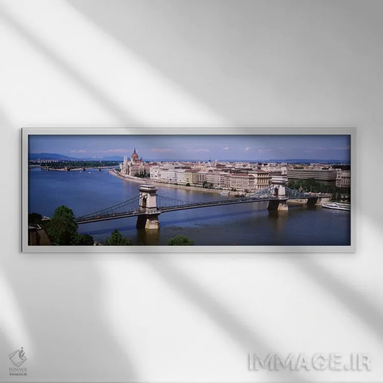 تابلو پل زنجیری سچنی با منطقه لیپوتواروس در پسزمینه، بوداپست، مجارستان اثر پانورامیک ایمجز (استودیو عکاسی عریض) - نمای قابدار سفید