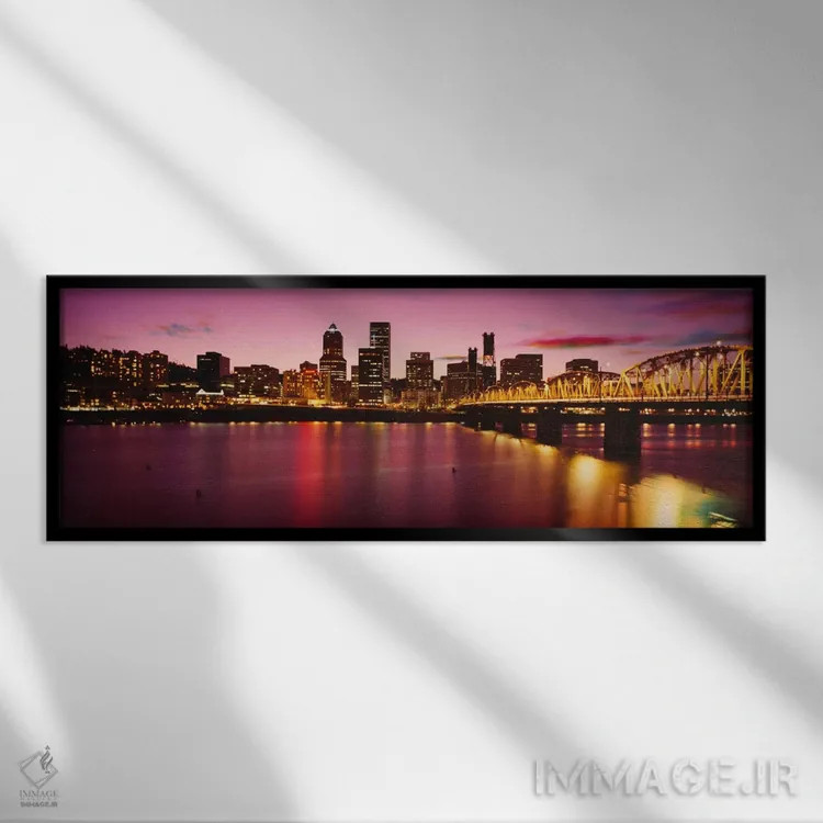 تابلو آسمانخراشهای روشن شده در هنگام غروب، رودخانه ویلامت، پورتلند، اورگان، ایالات متحده آمریکا اثر پانورامیک ایمجز (استودیو عکاسی عریض) - نمای قابدار مشکی