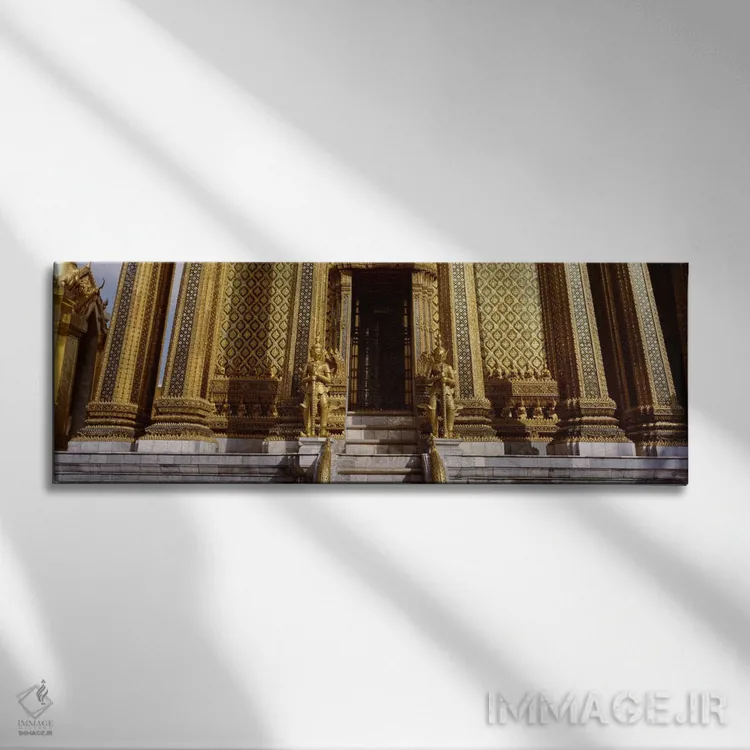 تابلو نمای پایین از مجسمهها در مقابل معبد، فراه موندوپ، کاخ بزرگ، بانکوک، تایلند اثر پانورامیک ایمجز (استودیو عکاسی عریض) - نمای روبهرو روی دیوار