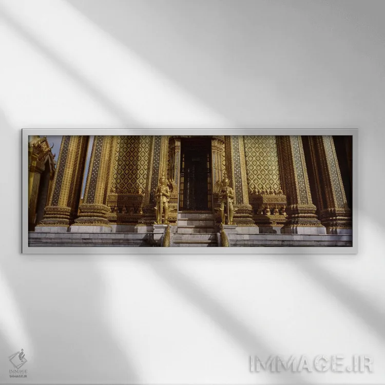 تابلو نمای پایین از مجسمهها در مقابل معبد، فراه موندوپ، کاخ بزرگ، بانکوک، تایلند اثر پانورامیک ایمجز (استودیو عکاسی عریض) - نمای قابدار سفید