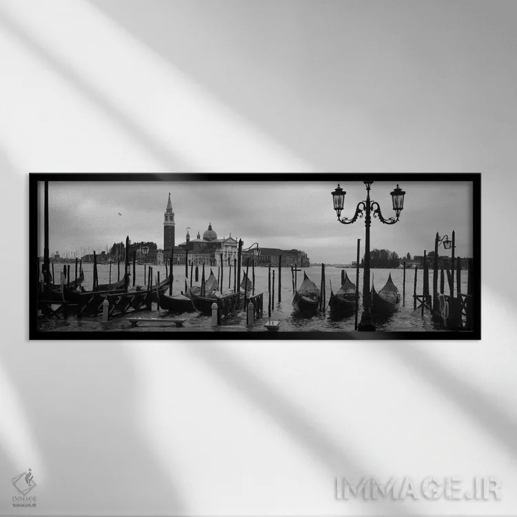 تابلو گوندولاها با کلیسایی در پسزمینه، کلیسای سان جوردیو ماگیوره، سان جوردیو ماگیوره، ونیز، ونتو، ایتالیا اثر پانورامیک ایمجز (استودیو عکاسی عریض) - نمای قابدار مشکی