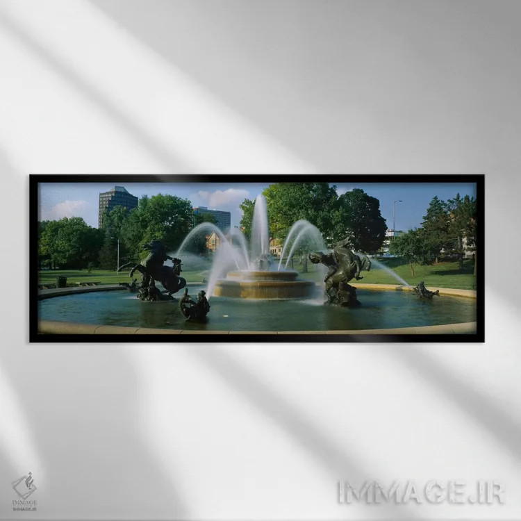 تابلو فواره در یک باغ، فواره یادبود جی سی نیکولز، کانزاسسیتی، میسوری، ایالات متحده آمریکا اثر پانورامیک ایمجز (استودیو عکاسی عریض) - نمای قابدار مشکی