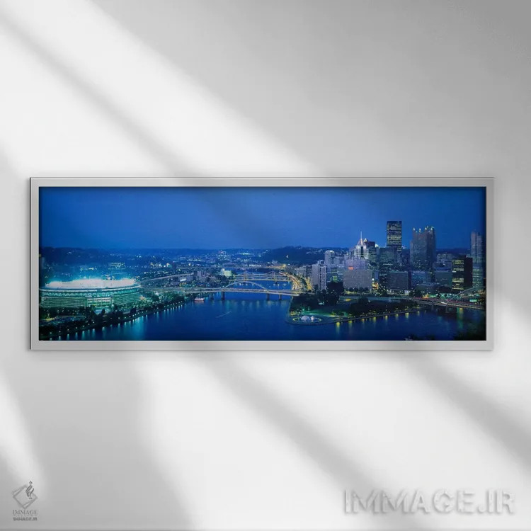 تابلو نمای بالا از استادیومی روشن شده در شب، استادیوم سه رودخانه، پیتسبورگ، پنسیلوانیا، ایالات متحده آمریکا اثر پانورامیک ایمجز (استودیو عکاسی عریض) - نمای قابدار سفید