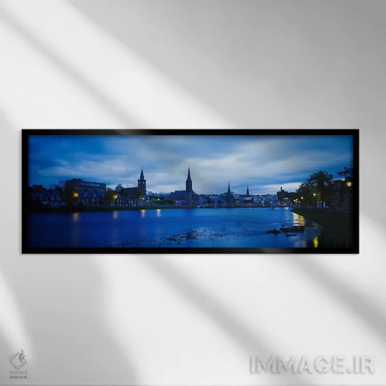 تابلو معماری کنار رودخانه، اینورنس، اسکاتلند، پادشاهی متحد اثر پانورامیک ایمجز (استودیو عکاسی عریض) - نمای قابدار مشکی