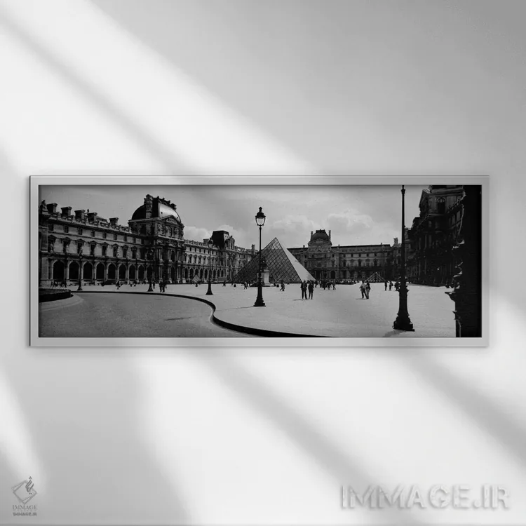 تابلو نمای حیاط، موزه لوور، پاریس، ایل-د-فرانس، فرانسه اثر پانورامیک ایمجز (استودیو عکاسی عریض) - نمای قابدار سفید
