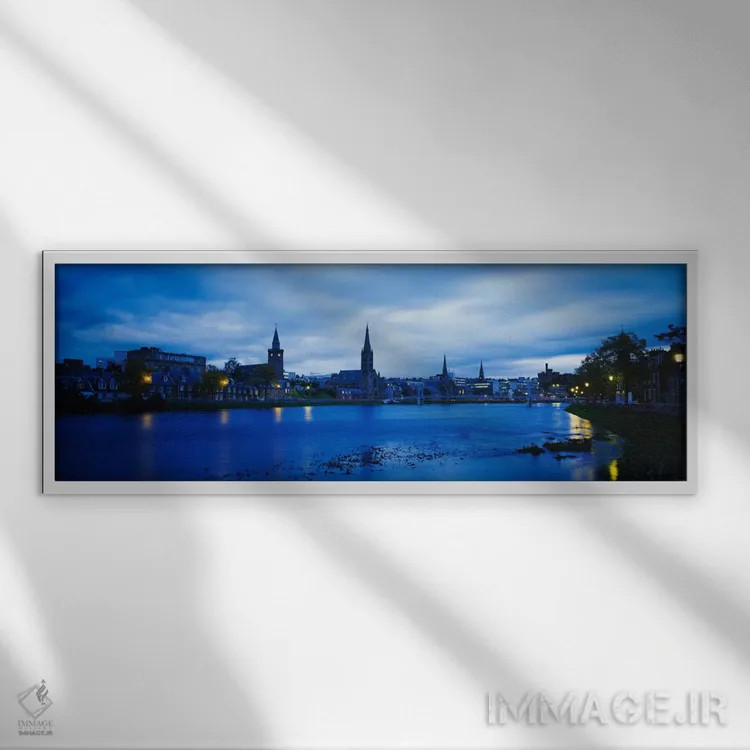 تابلو معماری کنار رودخانه، اینورنس، اسکاتلند، پادشاهی متحد اثر پانورامیک ایمجز (استودیو عکاسی عریض) - نمای قابدار سفید