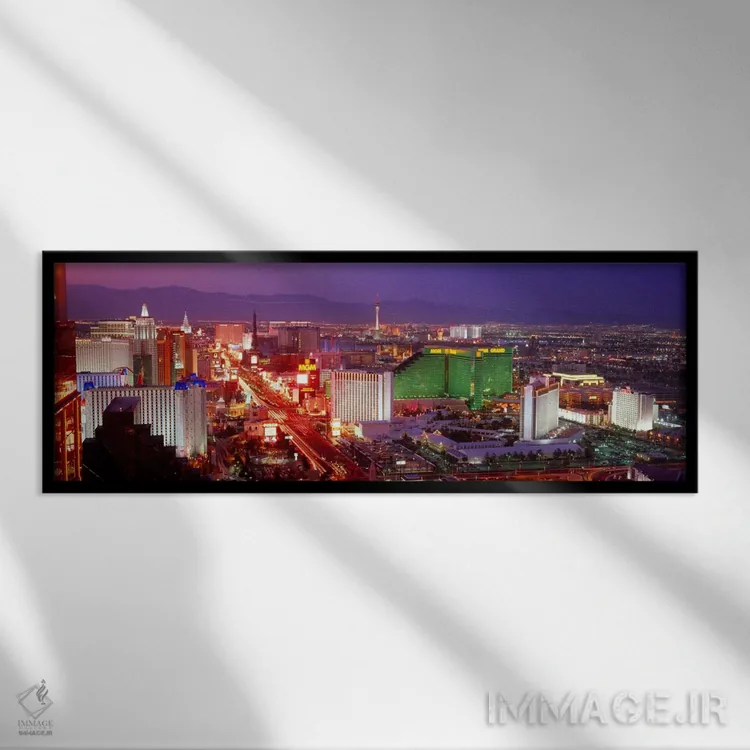 تابلو ساختمانهای روشن شده در غروب در یک شهر، لاسوگاس، شهرستان کلارک، نوادا، ایالات متحده آمریکا اثر پانورامیک ایمجز (استودیو عکاسی عریض) - نمای قابدار مشکی