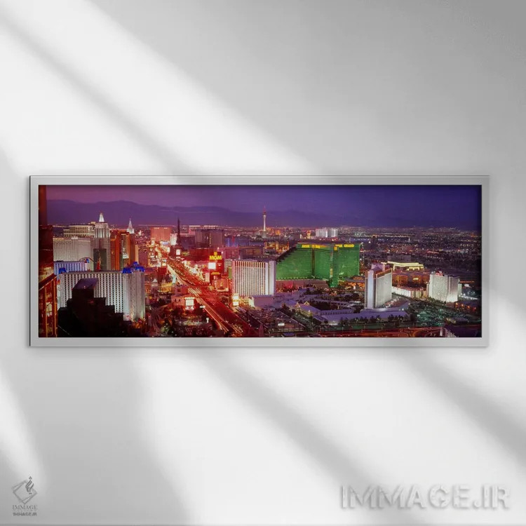 تابلو ساختمانهای روشن شده در غروب در یک شهر، لاسوگاس، شهرستان کلارک، نوادا، ایالات متحده آمریکا اثر پانورامیک ایمجز (استودیو عکاسی عریض) - نمای قابدار سفید