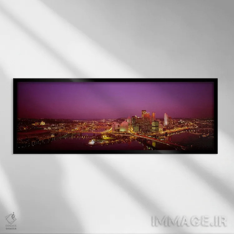 تابلو نمای بالا از ساختمانها روشن شده در شب، استادیوم سه رودخانه، پیتسبورگ، پنسیلوانیا، ایالات متحده آمریکا اثر پانورامیک ایمجز (استودیو عکاسی عریض) - نمای قابدار مشکی