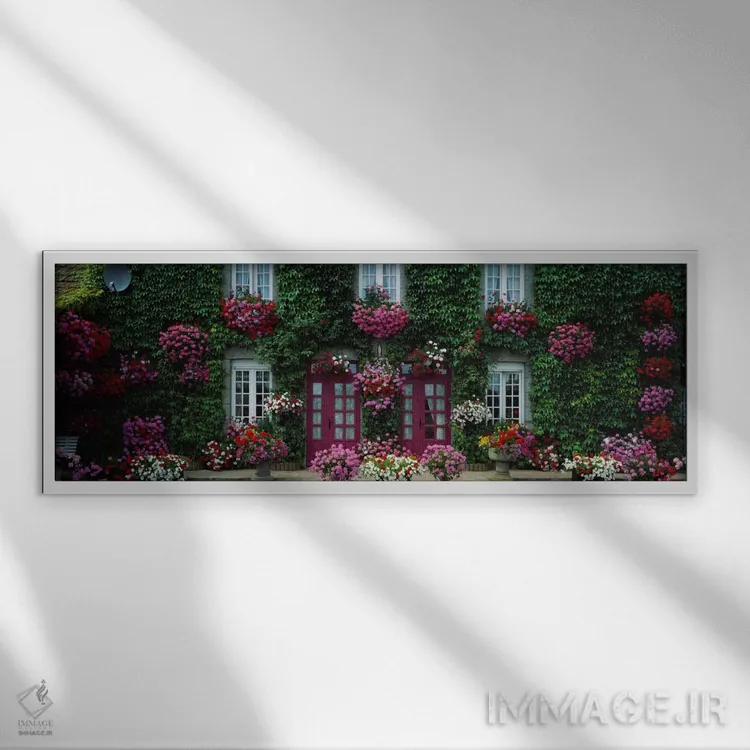 تابلو گلها در خانه برتونی، بریتانی، فرانسه اثر پانورامیک ایمجز (استودیو عکاسی عریض) - نمای قابدار سفید