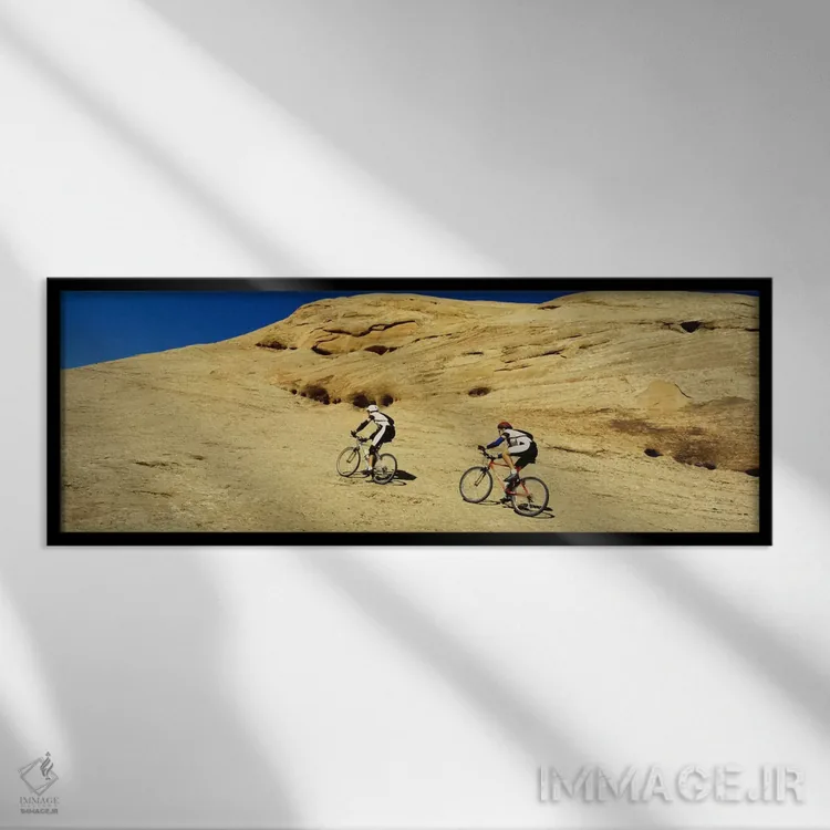تابلو نمای جانبی دو مرد که در حال کوهنوردی در صخرهها هستند، تریل اسلیکراک، مواب، یوتا، آمریکا اثر پانورامیک ایمجز (استودیو عکاسی عریض) - نمای قابدار مشکی