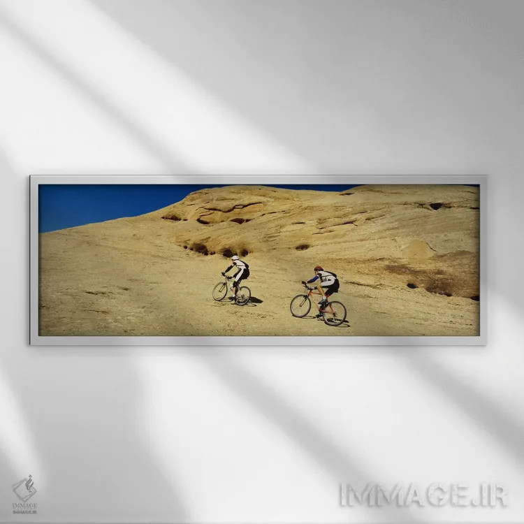 تابلو نمای جانبی دو مرد که در حال کوهنوردی در صخرهها هستند، تریل اسلیکراک، مواب، یوتا، آمریکا اثر پانورامیک ایمجز (استودیو عکاسی عریض) - نمای قابدار سفید