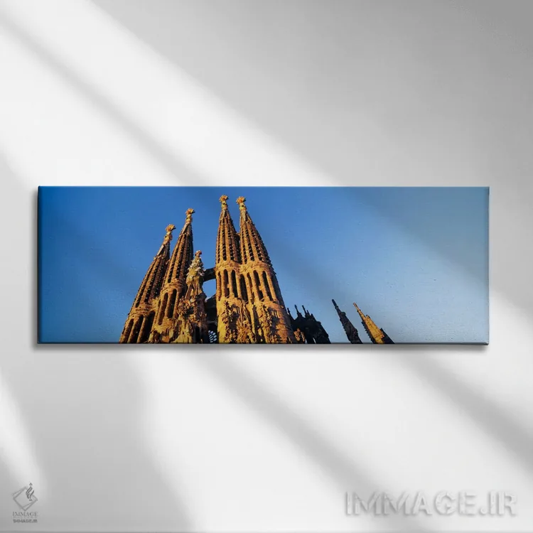 تابلو نمای زاویه پایین از یک کلیسا، ساگرادا فامیلیا، بارسلونا، اسپانیا اثر پانورامیک ایمجز (استودیو عکاسی عریض) - نمای روبهرو روی دیوار