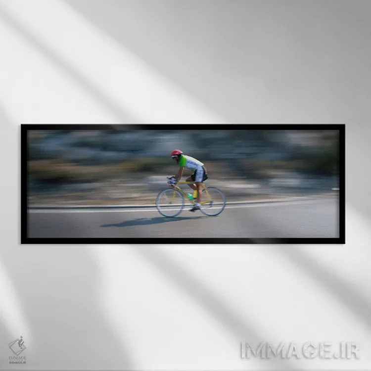 تابلو دوچرخهسوار شرکتکننده در مسابقه دوچرخهسواری، سیتگس، بارسلونا، کاتالونیا، اسپانیا اثر پانورامیک ایمجز (استودیو عکاسی عریض) - نمای قابدار مشکی