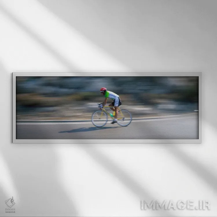 تابلو دوچرخهسوار شرکتکننده در مسابقه دوچرخهسواری، سیتگس، بارسلونا، کاتالونیا، اسپانیا اثر پانورامیک ایمجز (استودیو عکاسی عریض) - نمای قابدار سفید