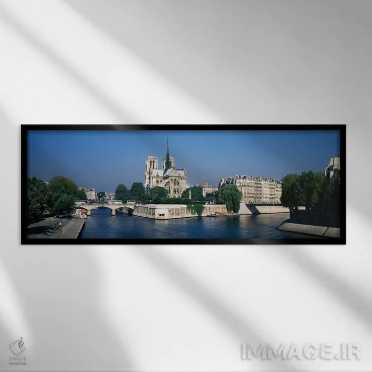 تابلو کلیسا در کنار رودخانه، کلیسای نوتردام، رودخانه سن، پاریس، فرانسه اثر پانورامیک ایمجز (استودیو عکاسی عریض) - نمای قابدار مشکی