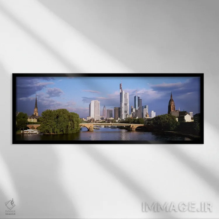 تابلو نمای شهری از رودخانه اصلی، فرانکفورت، هسه، آلمان اثر پانورامیک ایمجز (استودیو عکاسی عریض) - نمای قابدار مشکی