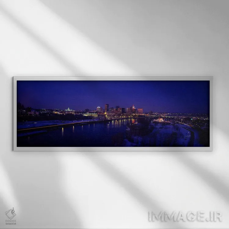تابلو بازتاب ساختمانها در رودخانه در شب، رودخانه میسیسیپی، مینیاپولیس و سنت پل، مینهسوتا، آمریکا اثر پانورامیک ایمجز (استودیو عکاسی عریض) - نمای قابدار سفید