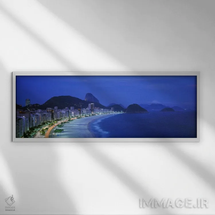 تابلو "ساحل کوپاکابانا و کوه شوگرلوف در شب، ریو دو ژانیرو، برزیل" اثر پانورامیک ایمجز (استودیو عکاسی عریض) - نمای قابدار سفید