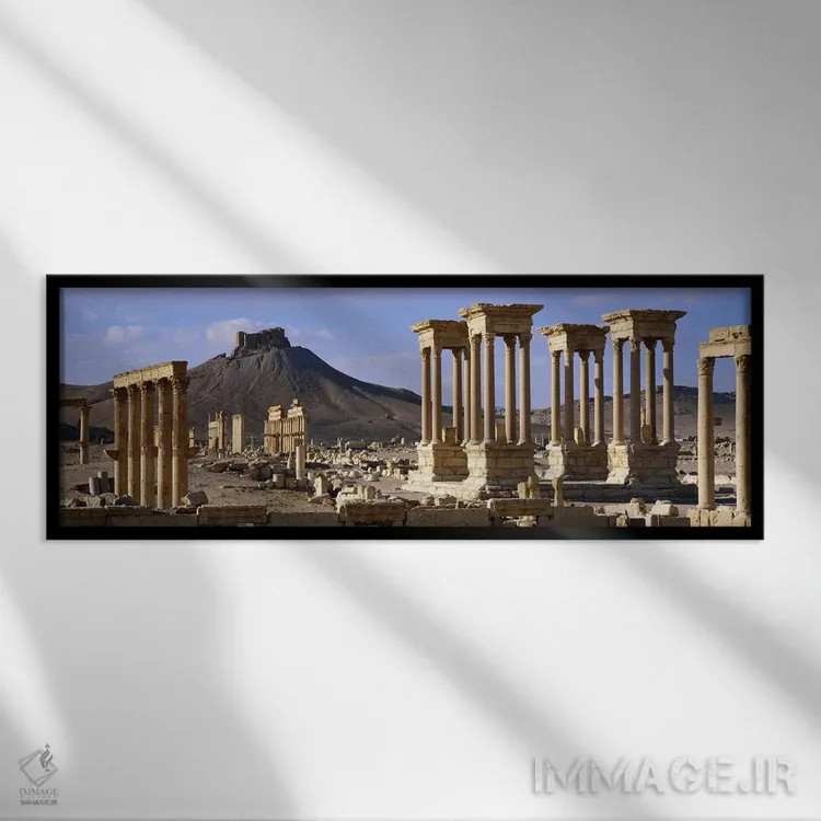 تابلو Palmyra, Homs Governorate, Syria,تتراپیلون ستونسرای بزرگ با نمایی از دور قلعه فخرالباور المعانی، پالمیرا (تدمر)، استان حمص، سوریه اثر پانورامیک ایمجز (استودیو عکاسی عریض) - نمای قابدار مشکی