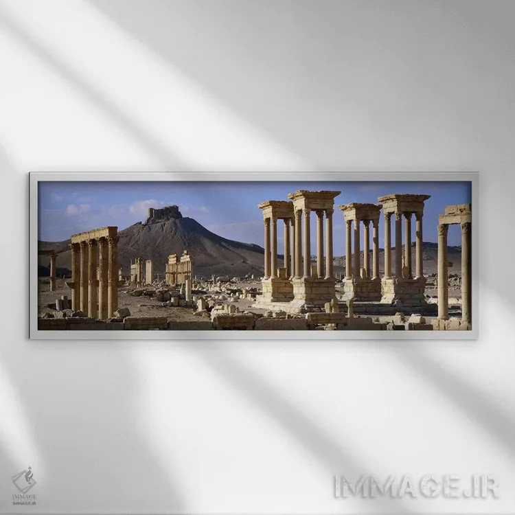تابلو Palmyra, Homs Governorate, Syria,تتراپیلون ستونسرای بزرگ با نمایی از دور قلعه فخرالباور المعانی، پالمیرا (تدمر)، استان حمص، سوریه اثر پانورامیک ایمجز (استودیو عکاسی عریض) - نمای قابدار سفید