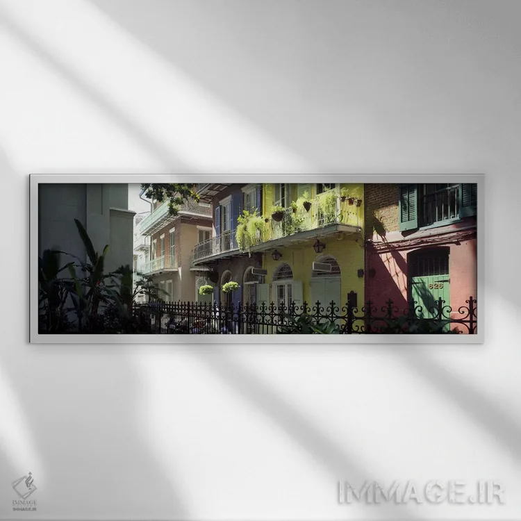تابلو New Orleans, Louisiana, USA,ساختمانها در امتداد بنبست دزدان دریایی، نیواورلئان، لوئیزیانا، آمریکا اثر پانورامیک ایمجز (استودیو عکاسی عریض) - نمای قابدار سفید