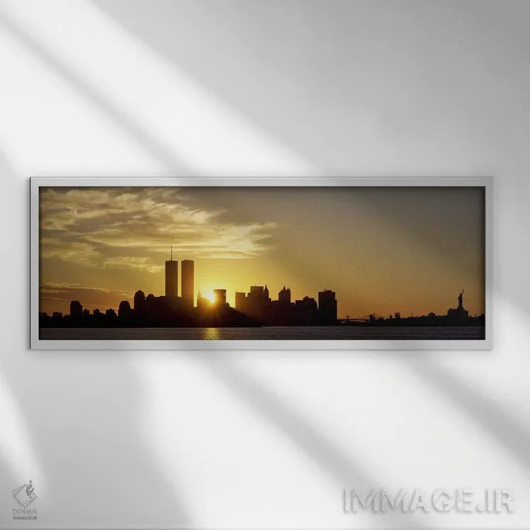 تابلو New York City, New York State, USA,افق منهتن و مجسمه آزادی در طلوع، شهر نیویورک، ایالت نیویورک، آمریکا اثر پانورامیک ایمجز (استودیو عکاسی عریض) - نمای قابدار سفید