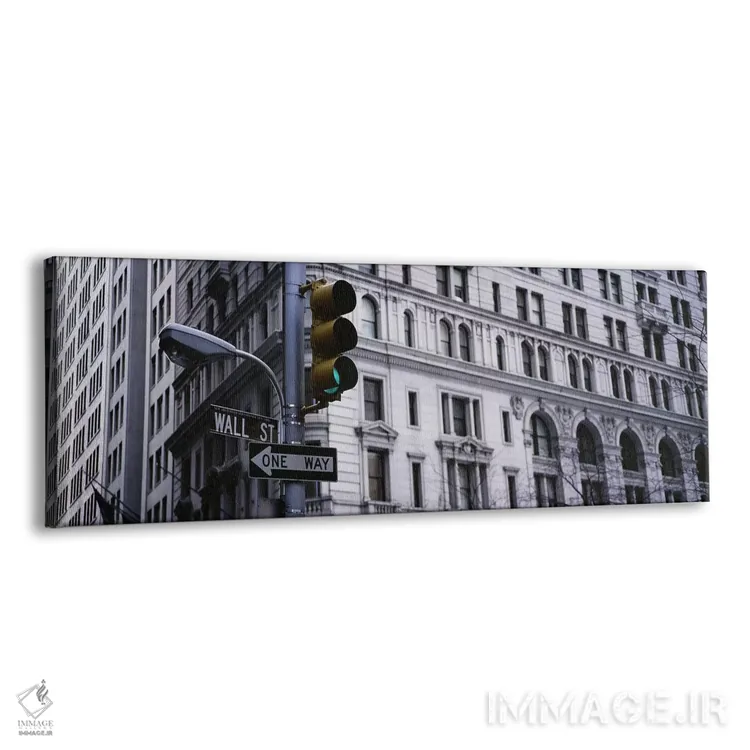 تابلو New York City, New York State, USA,نمای زاویه پایین از چراغ راهنمایی مقابل ساختمان، وال استریت، نیویورک سیتی، ایالت نیویورک، آمریکا اثر پانورامیک ایمجز (استودیو عکاسی عریض) - نمای پرسپکتیو محصول