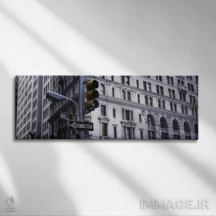 تابلو New York City, New York State, USA,نمای زاویه پایین از چراغ راهنمایی مقابل ساختمان، وال استریت، نیویورک سیتی، ایالت نیویورک، آمریکا اثر پانورامیک ایمجز (استودیو عکاسی عریض) - نمای روبهرو روی دیوار
