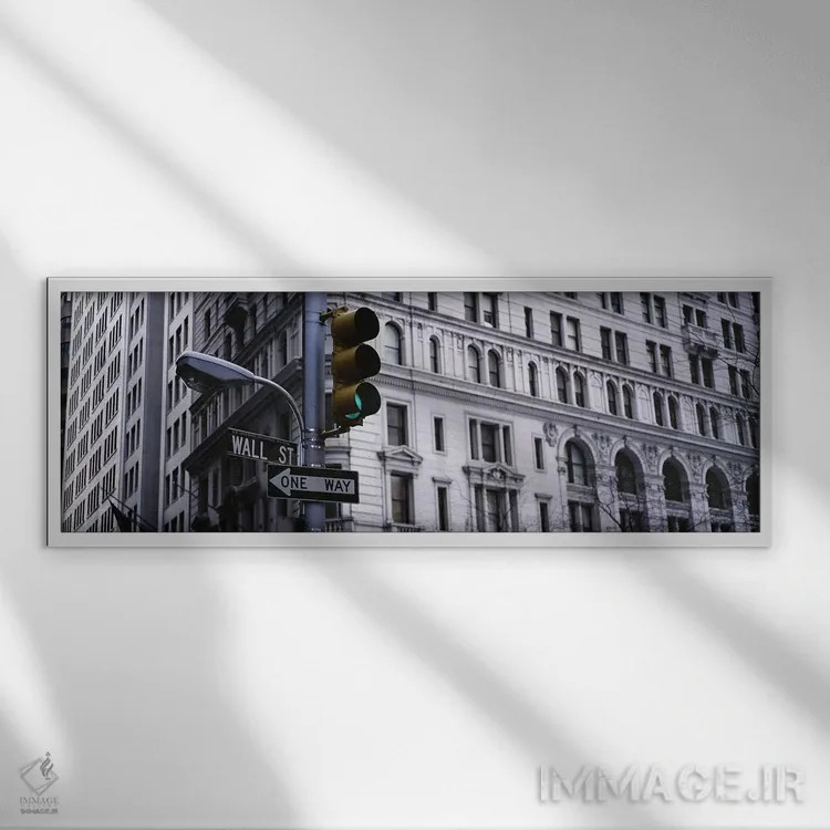 تابلو New York City, New York State, USA,نمای زاویه پایین از چراغ راهنمایی مقابل ساختمان، وال استریت، نیویورک سیتی، ایالت نیویورک، آمریکا اثر پانورامیک ایمجز (استودیو عکاسی عریض) - نمای قابدار سفید