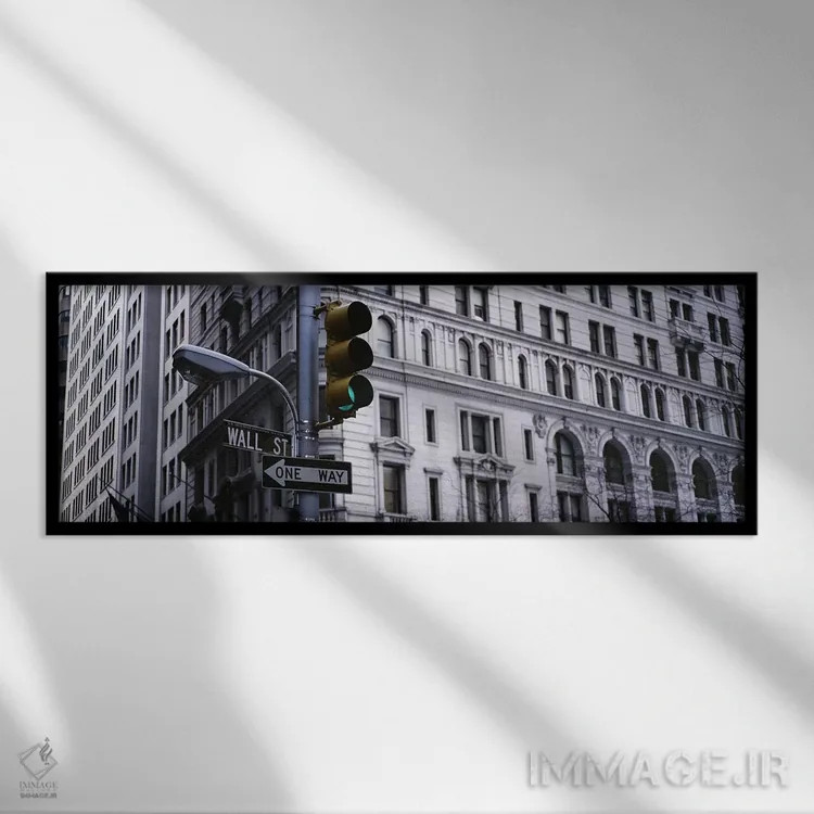 تابلو New York City, New York State, USA,نمای زاویه پایین از چراغ راهنمایی مقابل ساختمان، وال استریت، نیویورک سیتی، ایالت نیویورک، آمریکا اثر پانورامیک ایمجز (استودیو عکاسی عریض) - نمای قابدار مشکی