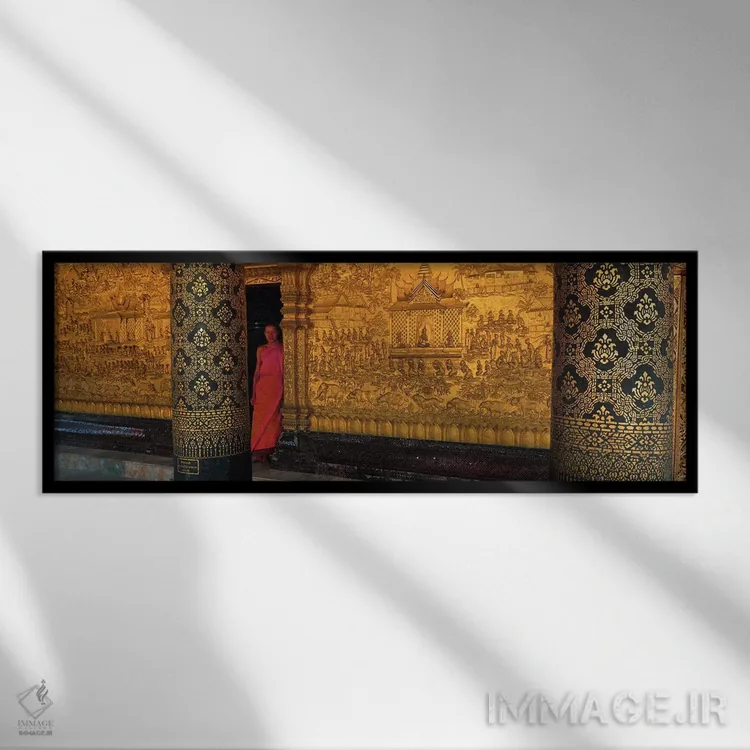 تابلو Luang Prabang, Laos,راهب در سالن عبادت صومعه بودایی وات مای، لوآنگ پرابانگ، لائوس اثر پانورامیک ایمجز (استودیو عکاسی عریض) - نمای قابدار مشکی