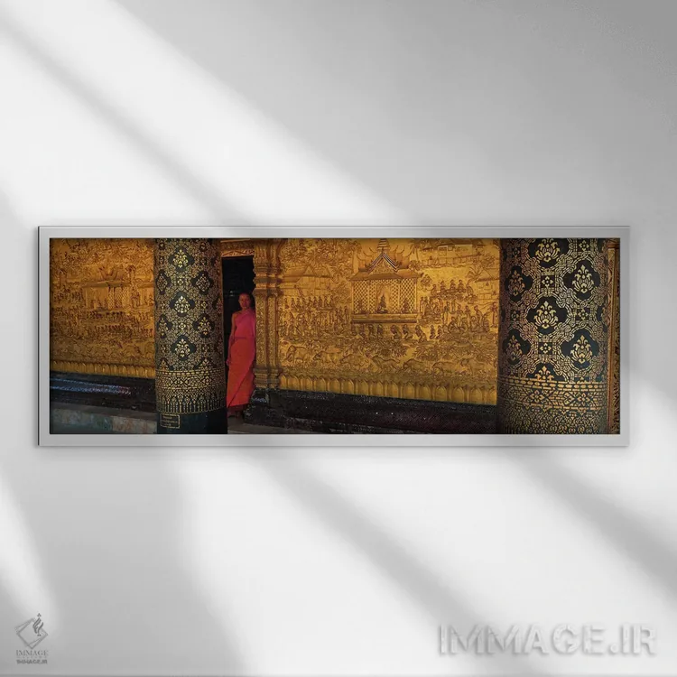 تابلو Luang Prabang, Laos,راهب در سالن عبادت صومعه بودایی وات مای، لوآنگ پرابانگ، لائوس اثر پانورامیک ایمجز (استودیو عکاسی عریض) - نمای قابدار سفید