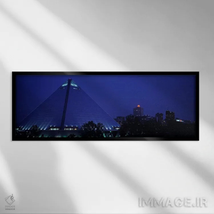 تابلو شب، ساختمان پیرامید و افق شهر ممفیس، تنسی، آمریکا اثر پانورامیک ایمجز (استودیو عکاسی عریض) - نمای قابدار مشکی