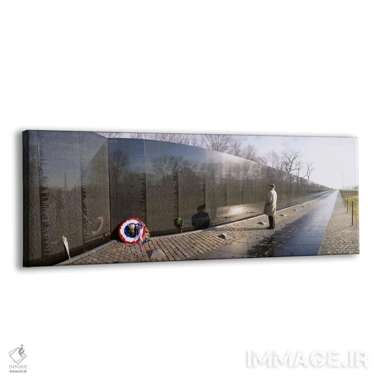 تابلو Vietnam Veterans Memorial, Washington DC, USA,نمای نیمرخ شخصی ایستاده در مقابل یادبود سربازان ویتنام، واشنگتن دیسی، ایالات متحده آمریکا اثر پانورامیک ایمجز (استودیو عکاسی عریض) - نمای پرسپکتیو محصول